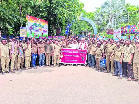 కలెక్టరేట్‌ వద్ద హమాలీల ధర్నా