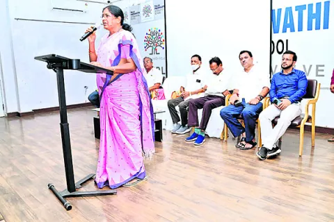 విశ్లేషణాత్మక వార్తలు రాయాలి