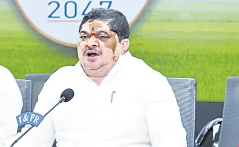 ponnam prabhakar demands resignation of telangana mps over 42 pc bc reservation