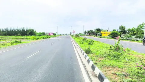 లైటింగ్‌ లేదు.. నేరుగా హైవే పైకి