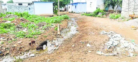 దెబ్బతిన్న రోడ్లు.. జనం పాట్లు 