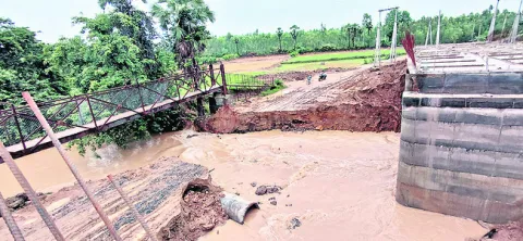 తెగిపోయిన డైవర్షన్‌ రోడ్డు