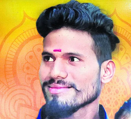 రోడ్డు ప్రమాదంలో  యువకుడు మృతి