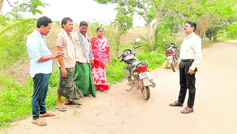 మావోయిస్టులు లొంగిపోవాలని పోస్టర్లు 