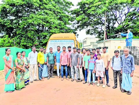 మా ఊరికి ప్రైవేట్‌ స్కూల్‌ బస్సులు రావొద్దు