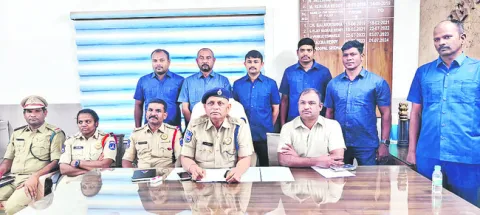 తెల్లచందనం స్మగ్లర్ల అరెస్ట్‌ 
