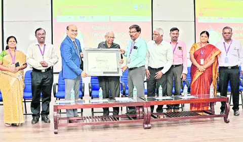ఎనిమిది మంది వైద్యులకు అవార్డుల ప్రదానం