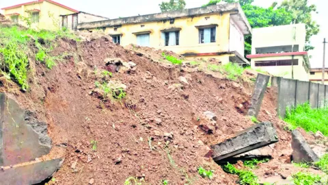 కూలిన హైస్కూల్‌ ప్రహరీ 