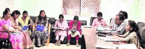 హోంగార్డులకు రెయిన్‌కోట్లు 