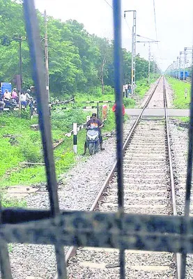 యువకుల ప్రాణాలు కాపాడిన లోకో పైలెట్లు 