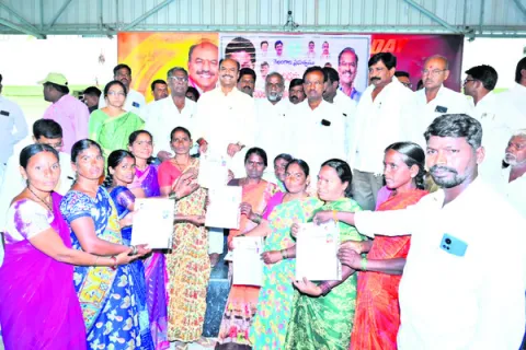 గురుకుల సీట్ల భర్తీకి దరఖాస్తుల ఆహ్వానం 
