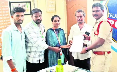 వాట్సప్‌ లింక్‌ ద్వారా రూ.64,500 మాయం 
