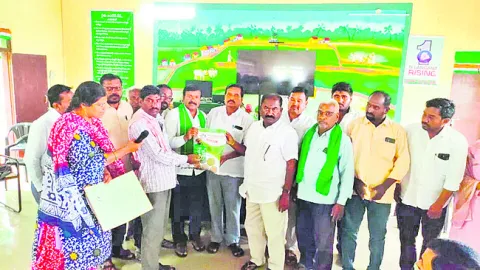 సబ్సిడీ కందుల బ్యాగులు పంపిణీ