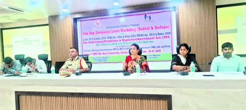 బాలల రక్షణకు  సమన్వయంతో పనిచేయాలి   
