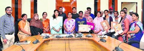 కష్టపడి చదివి ఉన్నతంగా ఎదగాలి