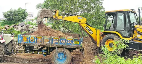 పెద్దచెరువులో మట్టి తవ్వకాలు! 