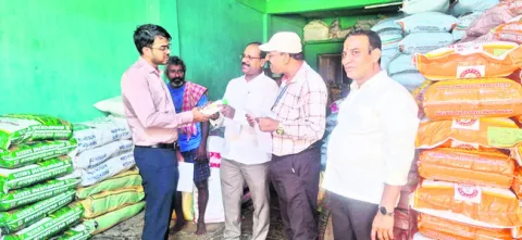 ఫర్టిలైజర్స్‌ దుకాణాల తనిఖీ 