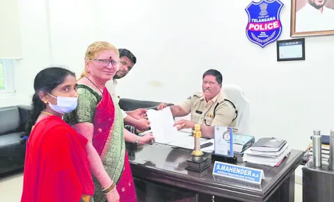 వీవోఏ ఆత్మహత్య కారకులను శిక్షించాలి 