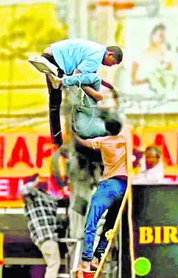 విద్యుత్‌ షాక్‌తో కార్మికుడికి తీవ్ర గాయాలు 
