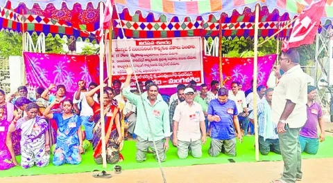 మోకాళ్లపై కార్మికుల నిరసన 