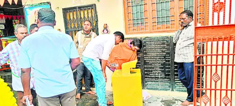 సాయిబాబా  ఆలయంలో చోరీ

