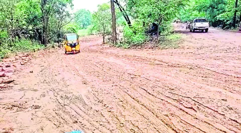 రాళ్లవాగు.. రాకపోకలకు తిప్పలు