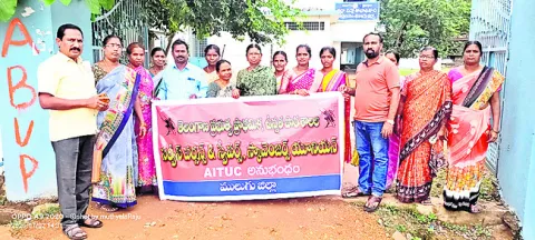 పెండింగ్‌ వేతనాలు చెల్లించాలి
