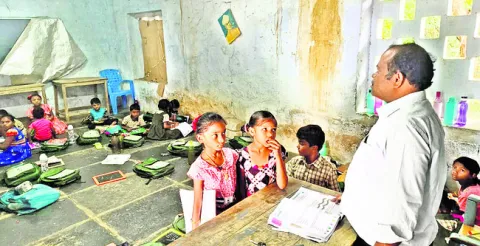 ఒకే గదిలో ఐదు తరగతులు 