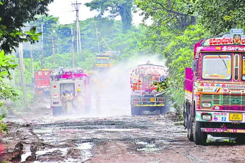 పేపర్‌మిల్‌లో గ్యాస్‌ లీకేజీ కలకలం