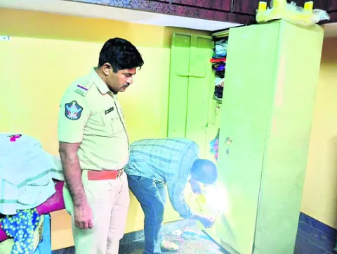 8 తులాల బంగారం, రూ.30 వేలు చోరీ 