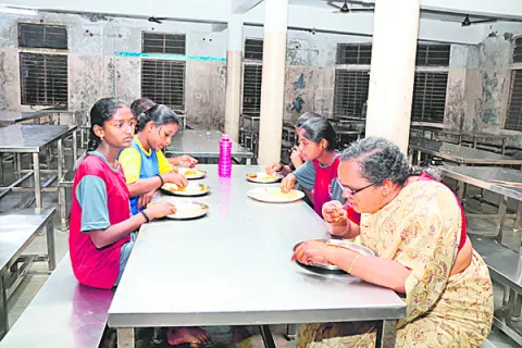 విద్యార్థులకు రుచికరమైన ఆహారం ఇవ్వాలి