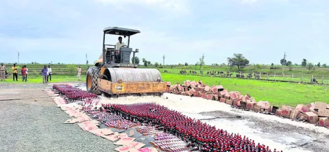 రూ.21.50 లక్షల విలువైన మద్యం ధ్వంసం