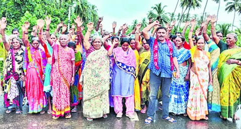 ● వర్షంలోనూ కొనసాగిన ఆందోళన 