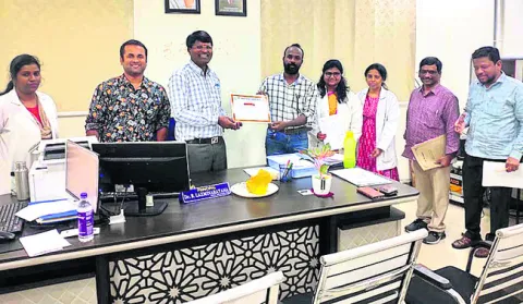 దేహదానానికి ముందుకొచ్చిన ప్రిన్సిపాల్‌ కుటుంబం