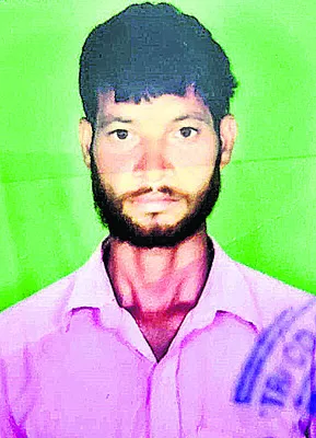 పిల్లలకు పుస్తకాలు కొనుగోలు చేసి వెళ్తూ.. 