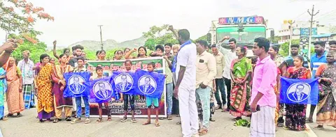 బడి కోసం..ఆగని పోరాటం