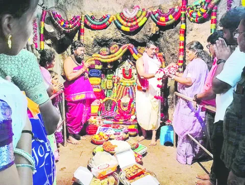 తలుపులమ్మకు భీమేశ్వరస్వామి  ఆలయం నుంచి చీర–సారె