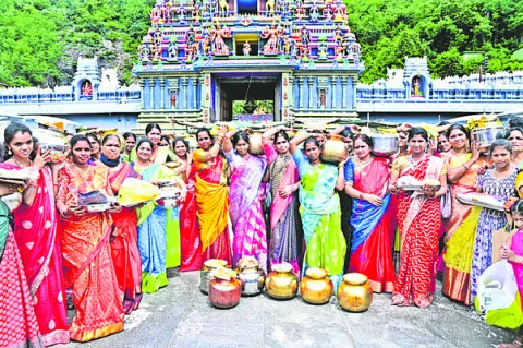 వైభవంగా సారె సంబరం 