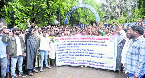 ఫీల్డ్‌ అసిస్టెంట్స్‌కు బకాయి జీతాలివ్వాలి