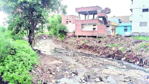 సుమారు 30 అక్రమ నిర్మాణాలు.. 
