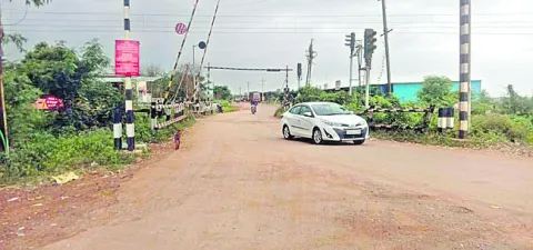 తరచూ గేట్ల మూసివేతతో ప్రజల అవస్థలు 