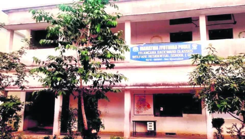 అడ్మిషన్లు ఒకచోట.. చదువులు మరోచోట.. 
