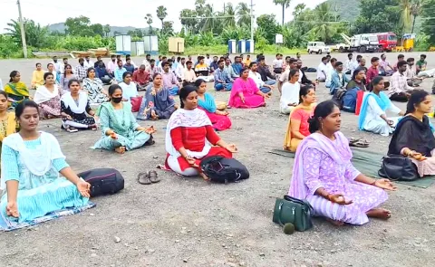 Yoga Teachers Protest At CM Chandrababu Karakatta House1