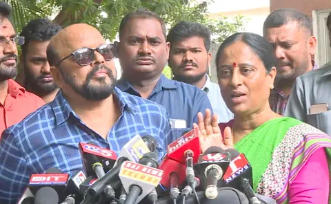 Minister Konda Sureka And Murali Meets IN charge Meenakshi Natarajan2