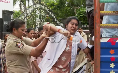 Ap Police Rudely Against Protesting Medical Students