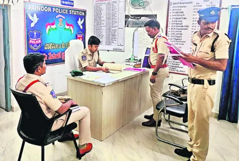 పోలీసులు నిబద్ధతతో పనిచేయాలి
