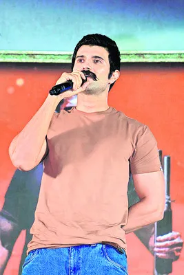 రజనీకాంత్‌ చిత్రాలను గుర్తు చేసే ‘కింగ్‌డమ్‌’ 