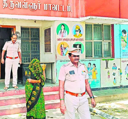 వివాహిత ఆత్మాహుతికి యత్నం