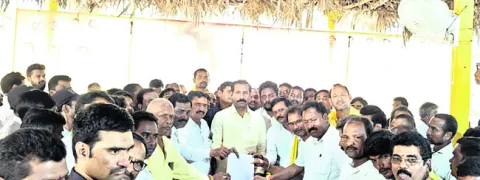 హౌసింగ్‌ కార్పొరేషన్‌ చైర్మన్‌ బత్తులపై ఫిర్యాదు 