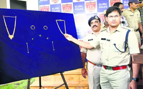 చోరీ కేసుల్లో నిందితుల అరెస్ట్‌ 